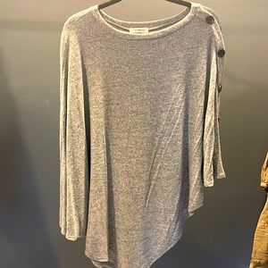 Super soft cape/ shawl with sleeves. Light grey. Buttons on left arm. Size L/XL